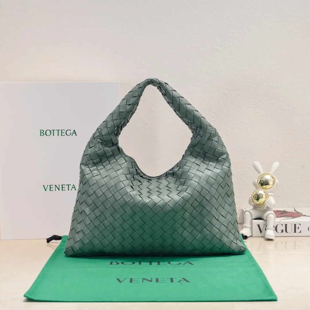 Batch 1860 #Bv new small HOP bag, the bag body and handles are made of a whole piece of woven leather. The bag body is soft and lazy. Hop symbolizes the praise of innovation and eternal craftsmanship [love]. The pyramid silhouette combines practicality and fashion. It is modern and casual. The double-sided closure design of the bag mouth is more convenient and safe! The cowhide texture also makes the bag more wear-resistant and durable. A must-have for fashionable ladies who like minimalism yet comfortable and casual! Size: 41x20.5x7.5, Model: 3966#
